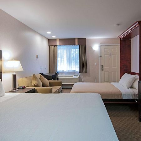 Travelodge By Wyndham Kamloops Mountview Bagian luar foto