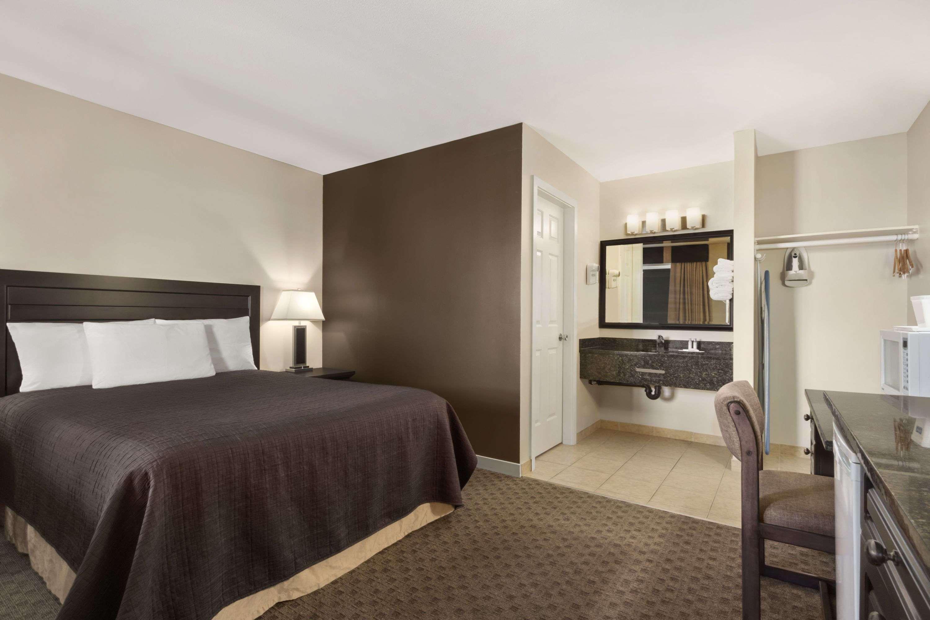 Travelodge By Wyndham Kamloops Mountview Bagian luar foto