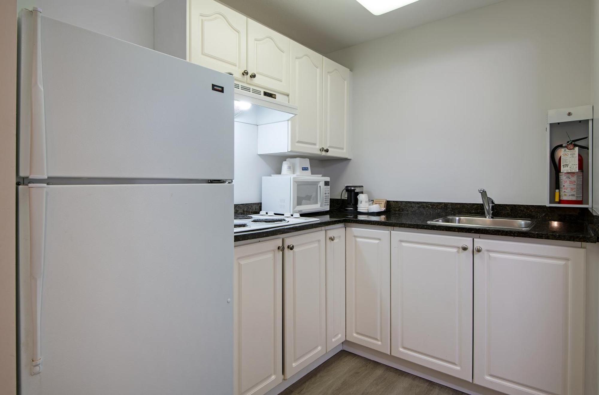 Travelodge By Wyndham Kamloops Mountview Bagian luar foto