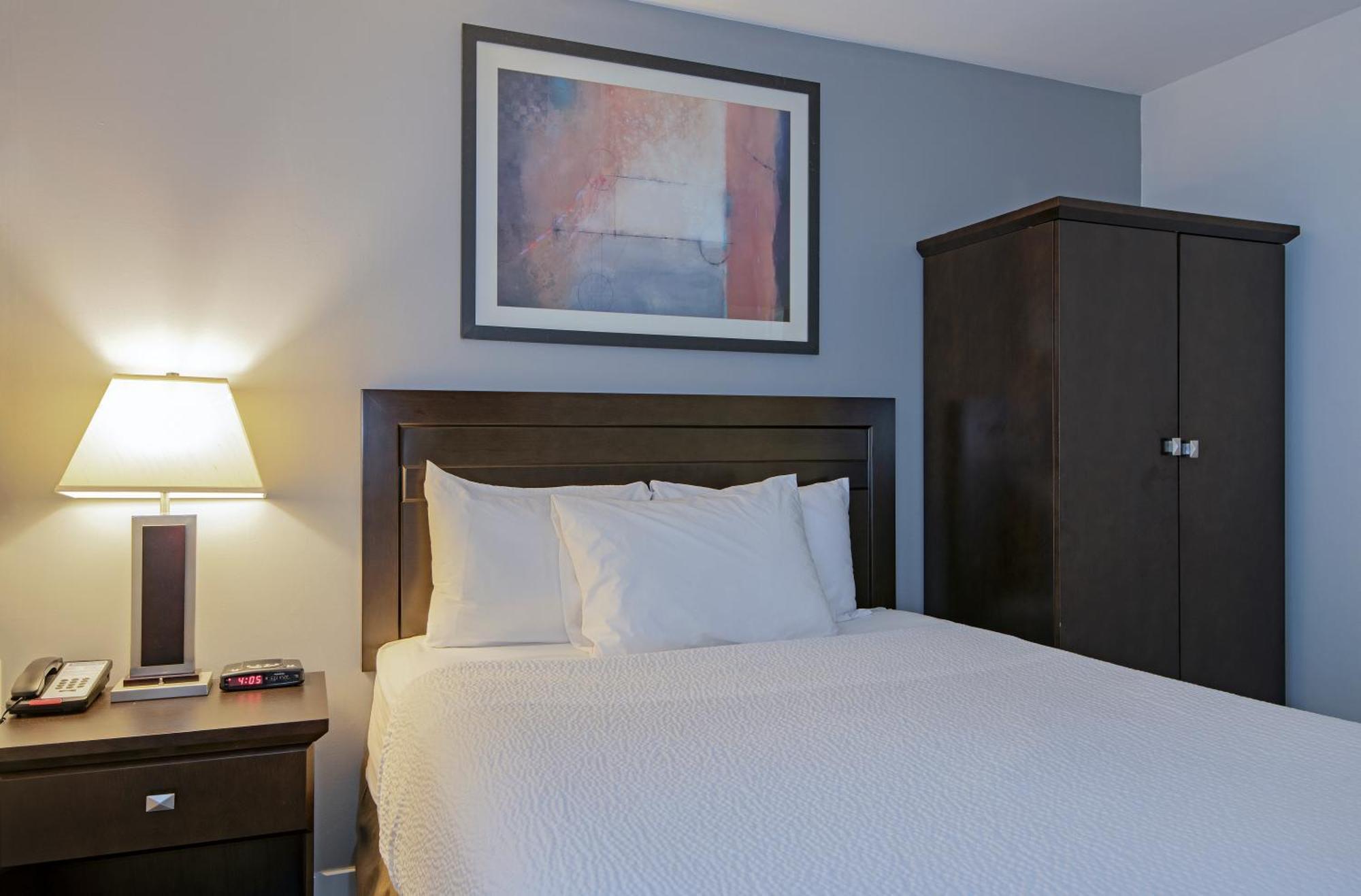 Travelodge By Wyndham Kamloops Mountview Bagian luar foto