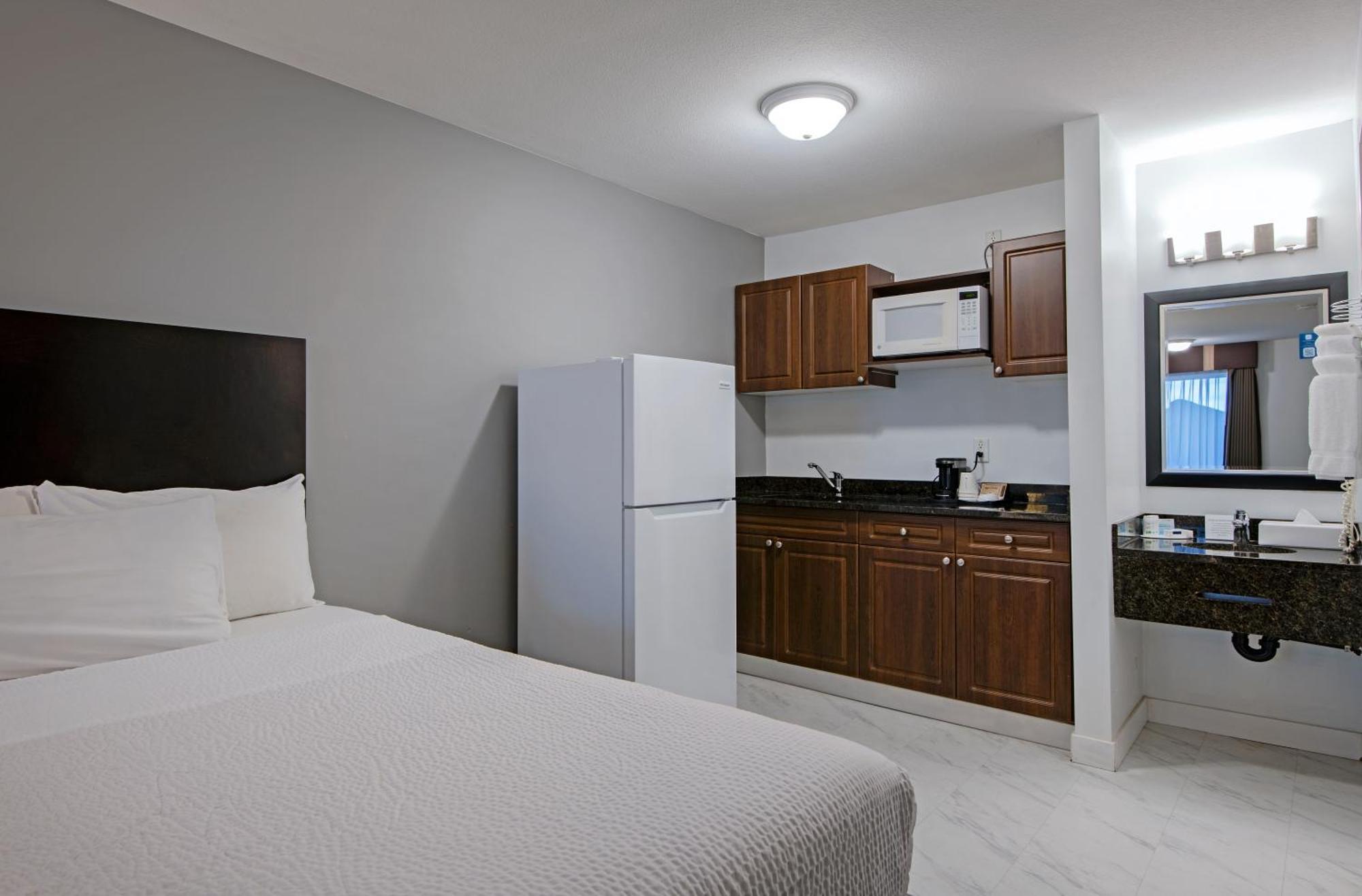 Travelodge By Wyndham Kamloops Mountview Bagian luar foto
