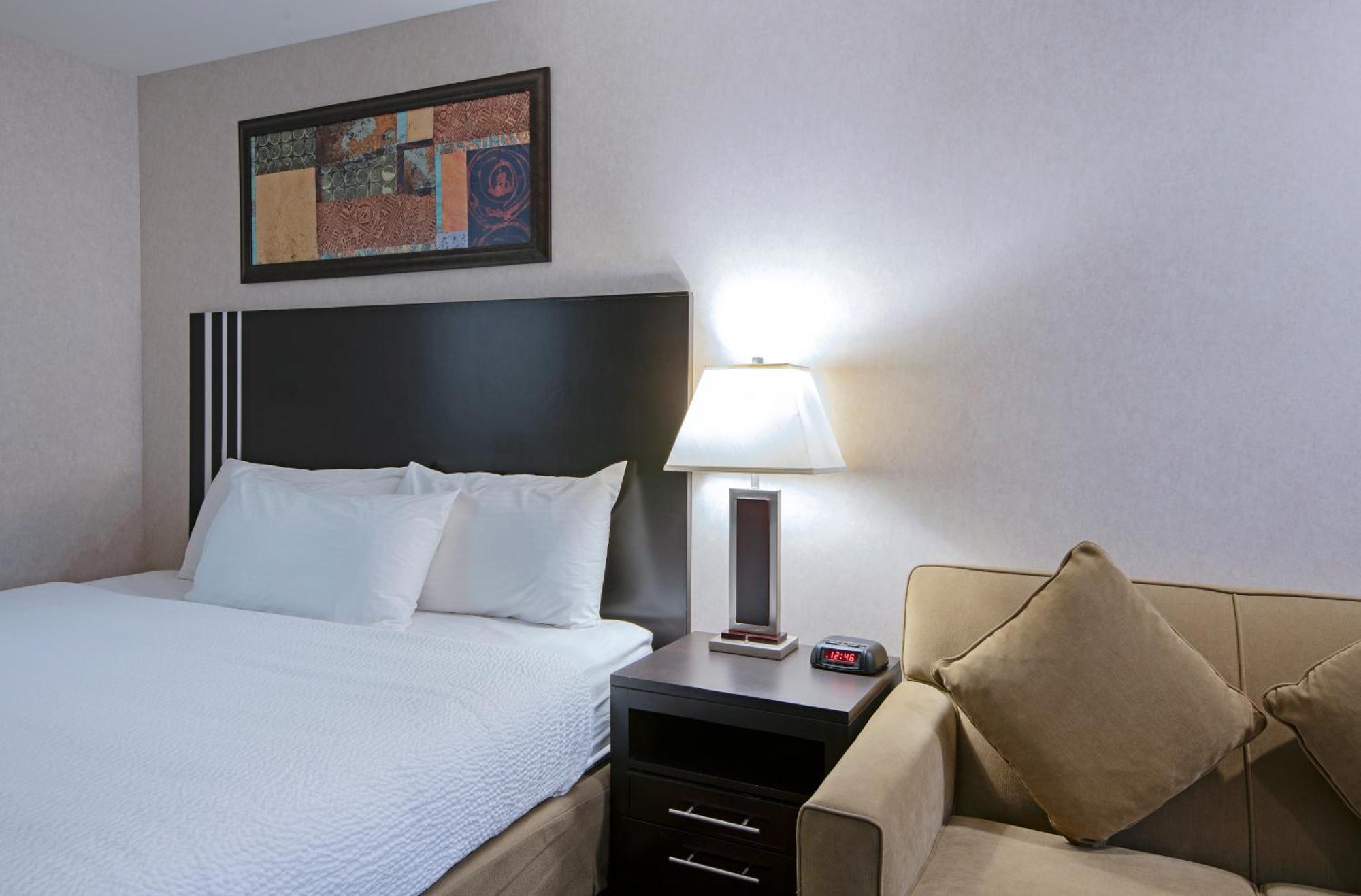 Travelodge By Wyndham Kamloops Mountview Bagian luar foto