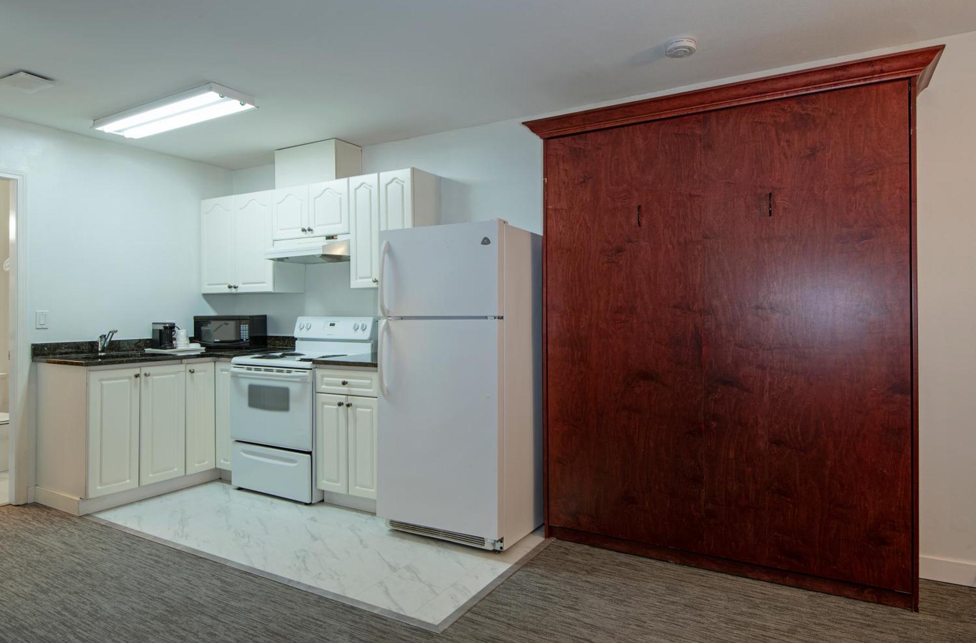 Travelodge By Wyndham Kamloops Mountview Bagian luar foto