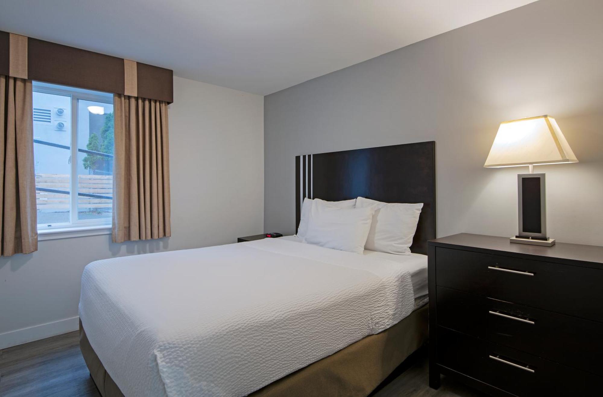 Travelodge By Wyndham Kamloops Mountview Bagian luar foto