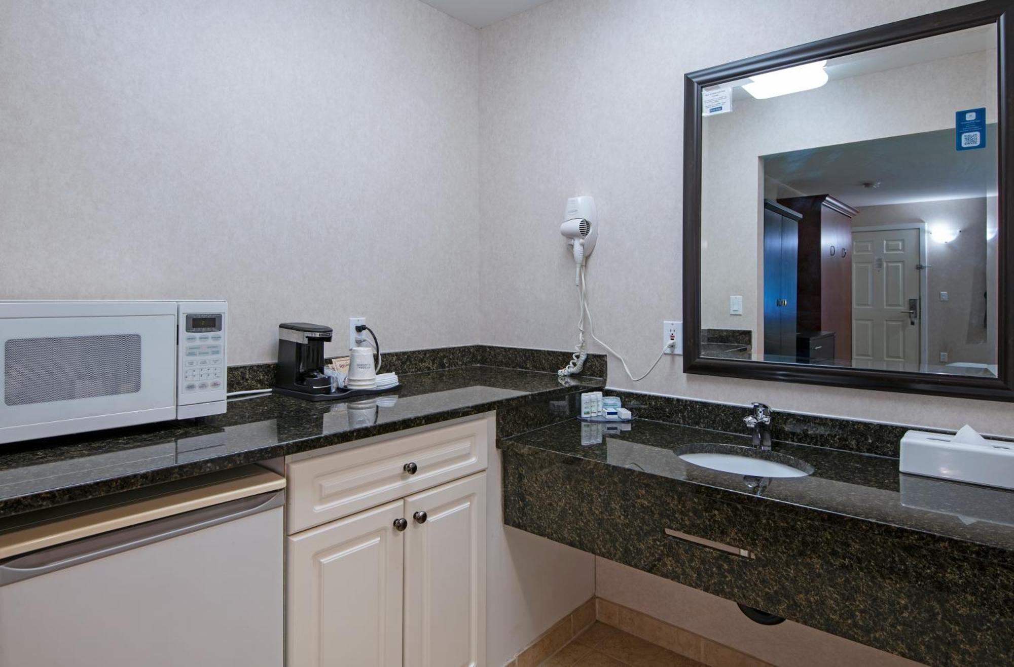 Travelodge By Wyndham Kamloops Mountview Bagian luar foto