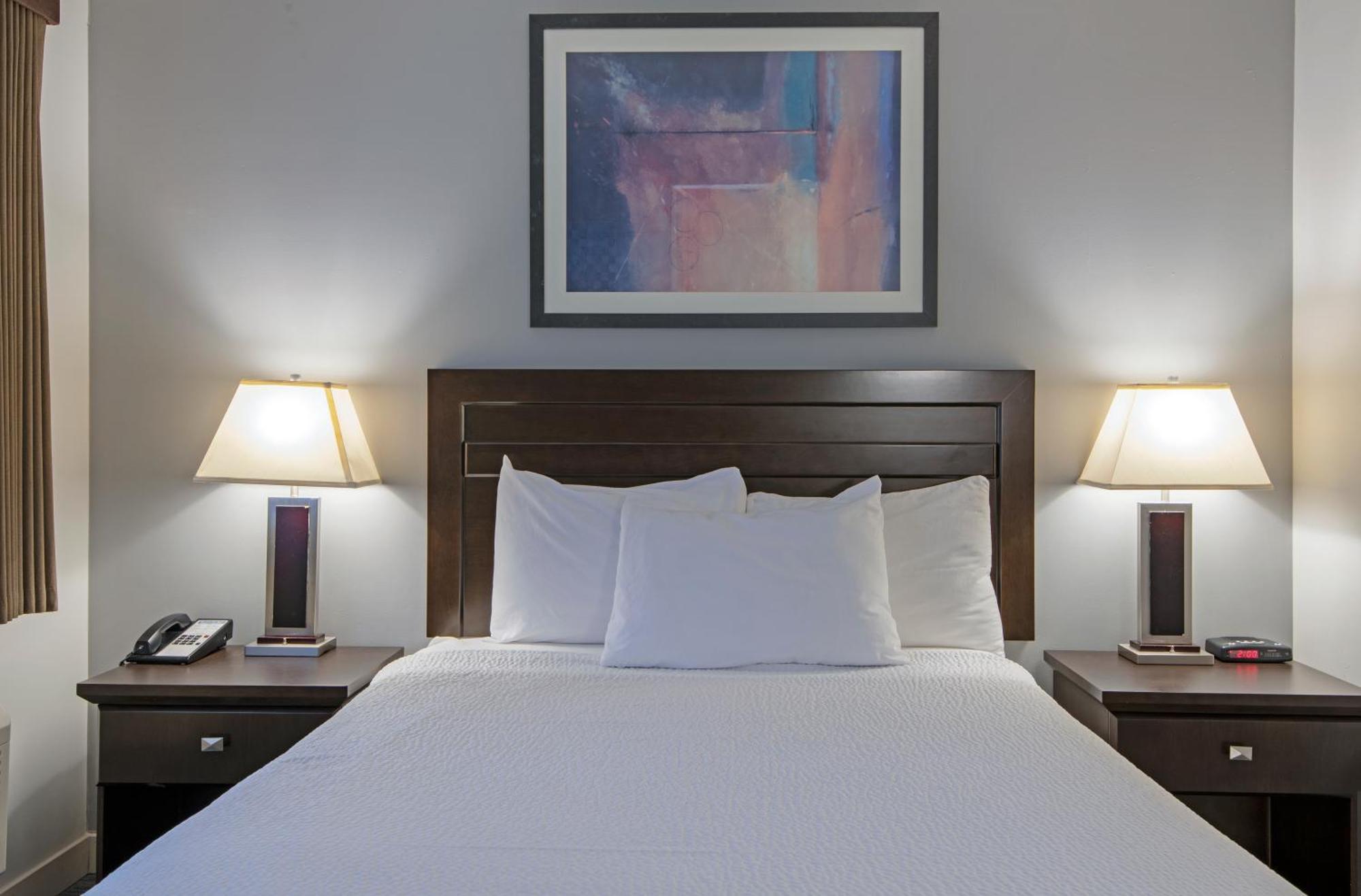 Travelodge By Wyndham Kamloops Mountview Bagian luar foto