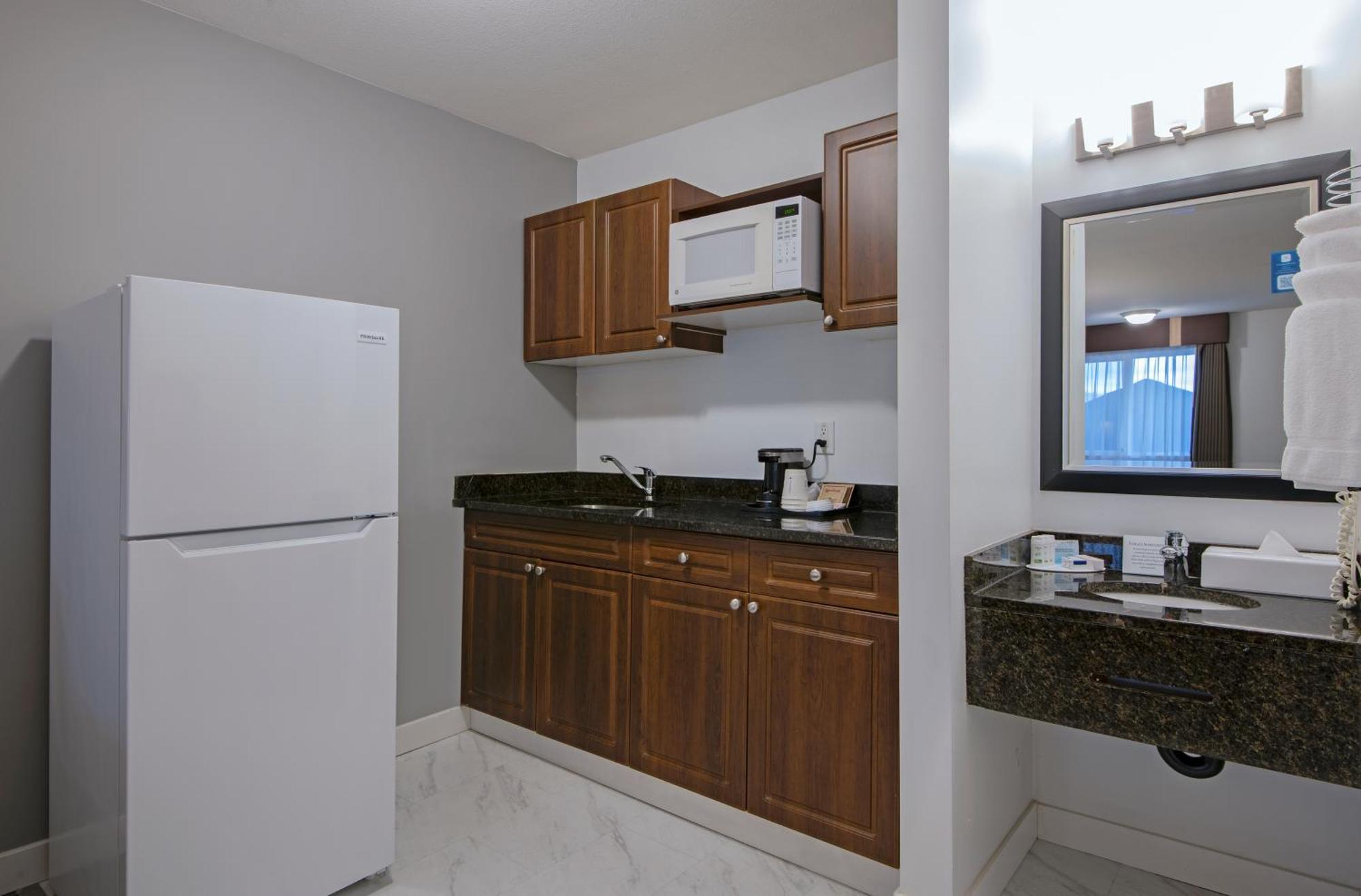 Travelodge By Wyndham Kamloops Mountview Bagian luar foto