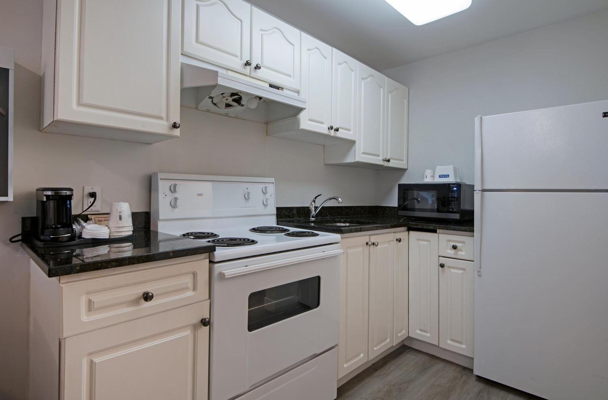 Travelodge By Wyndham Kamloops Mountview Bagian luar foto