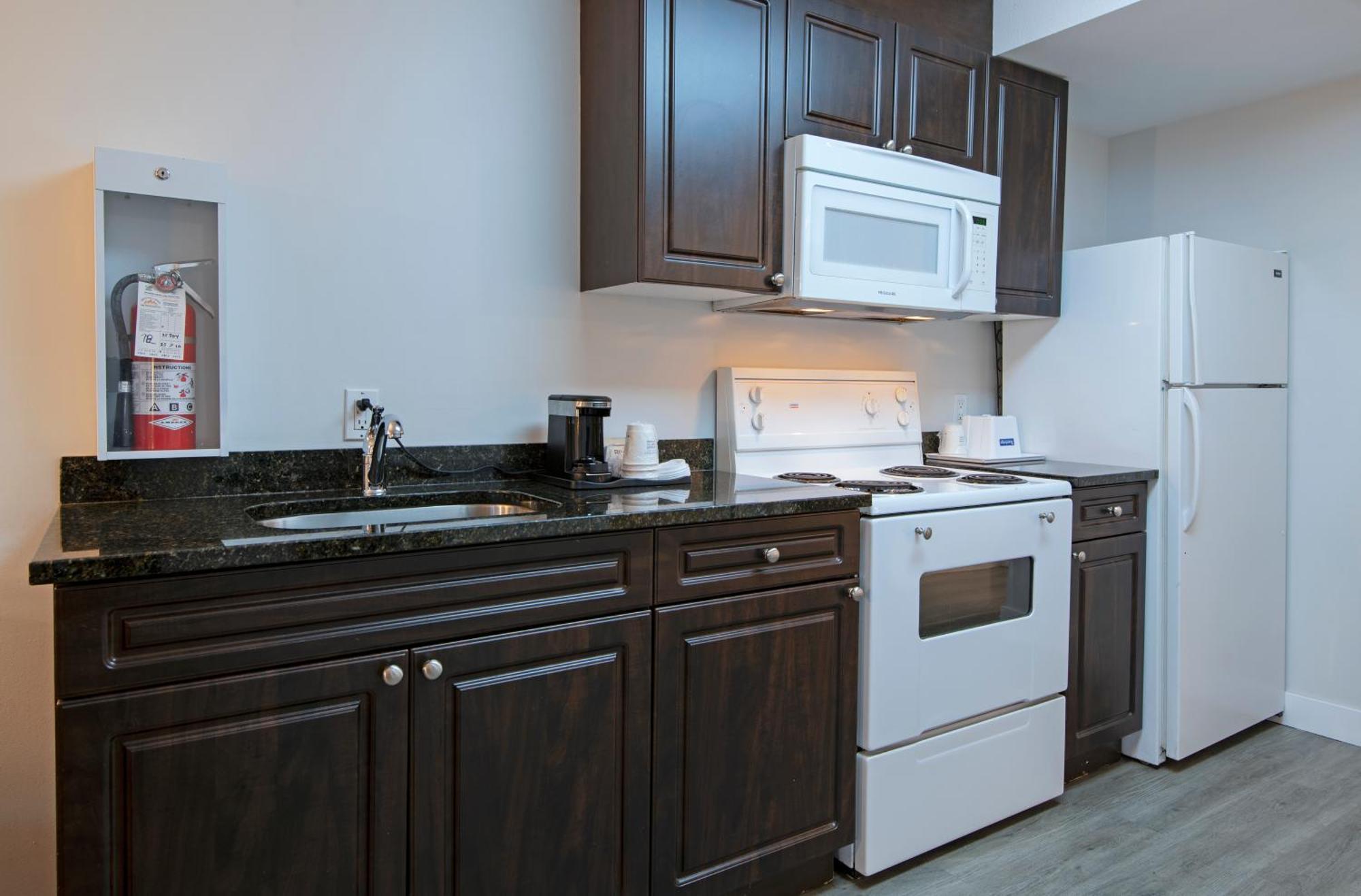 Travelodge By Wyndham Kamloops Mountview Bagian luar foto