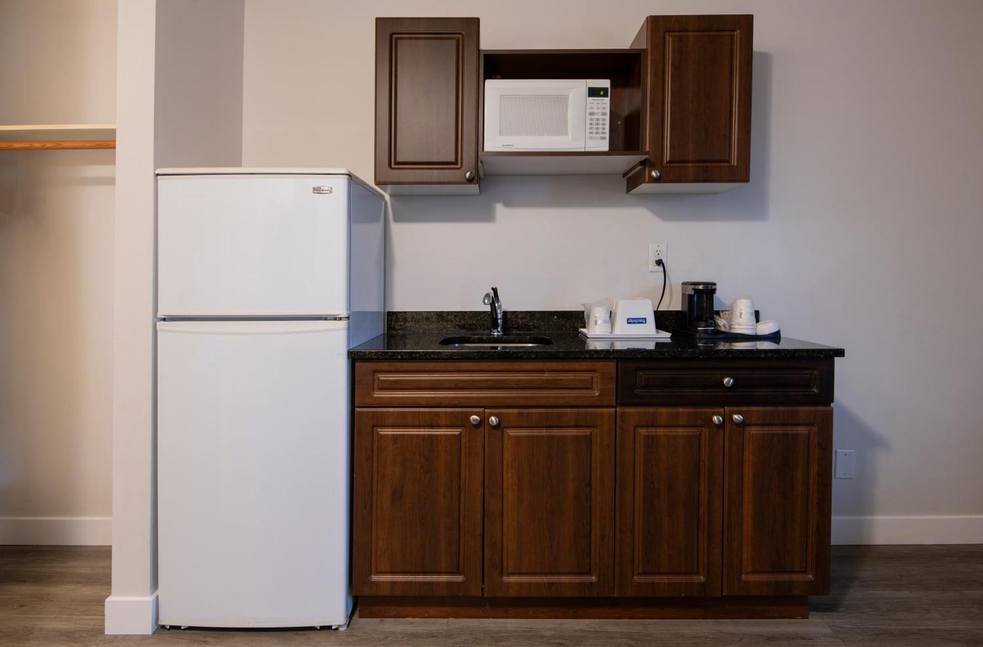 Travelodge By Wyndham Kamloops Mountview Bagian luar foto