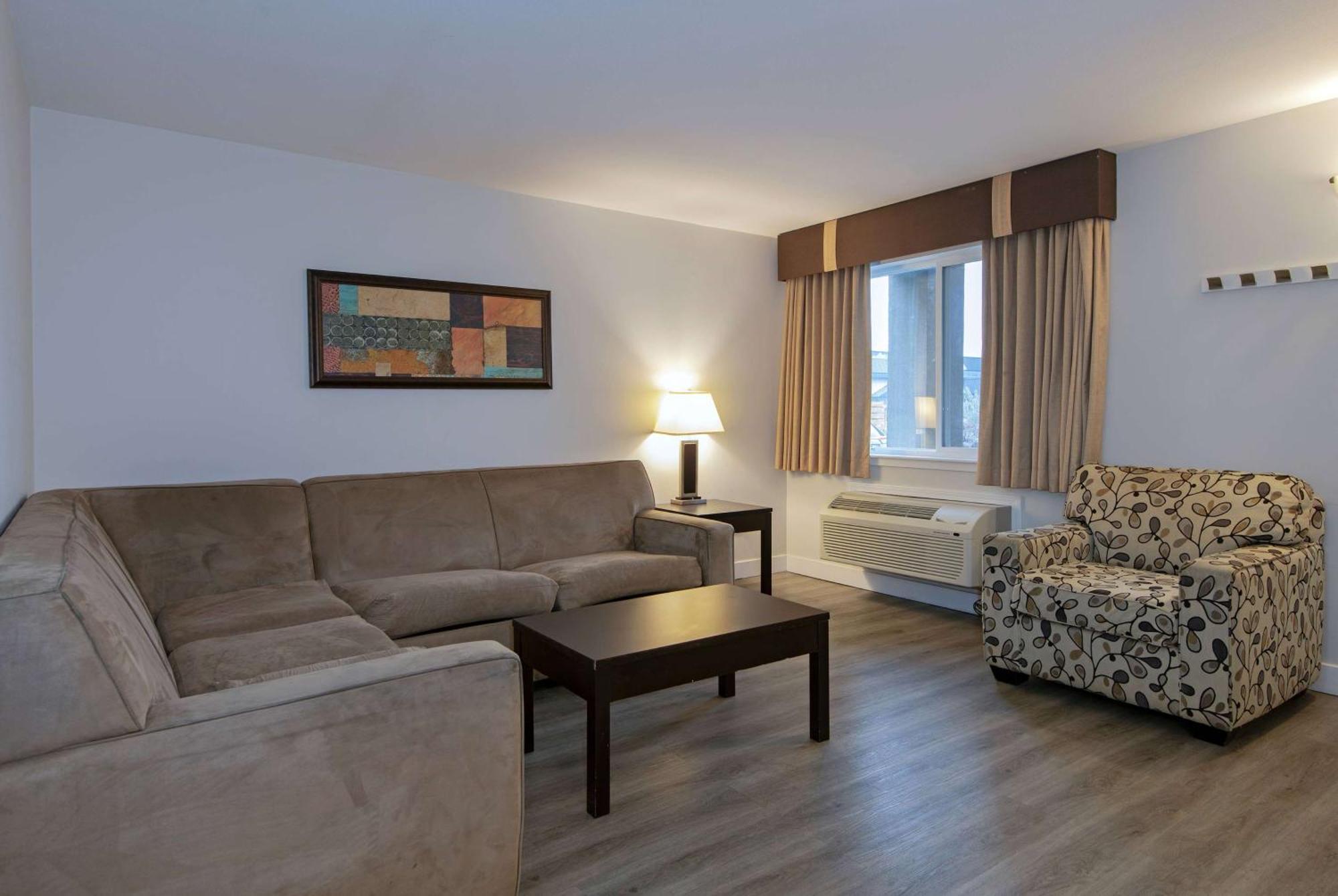 Travelodge By Wyndham Kamloops Mountview Bagian luar foto