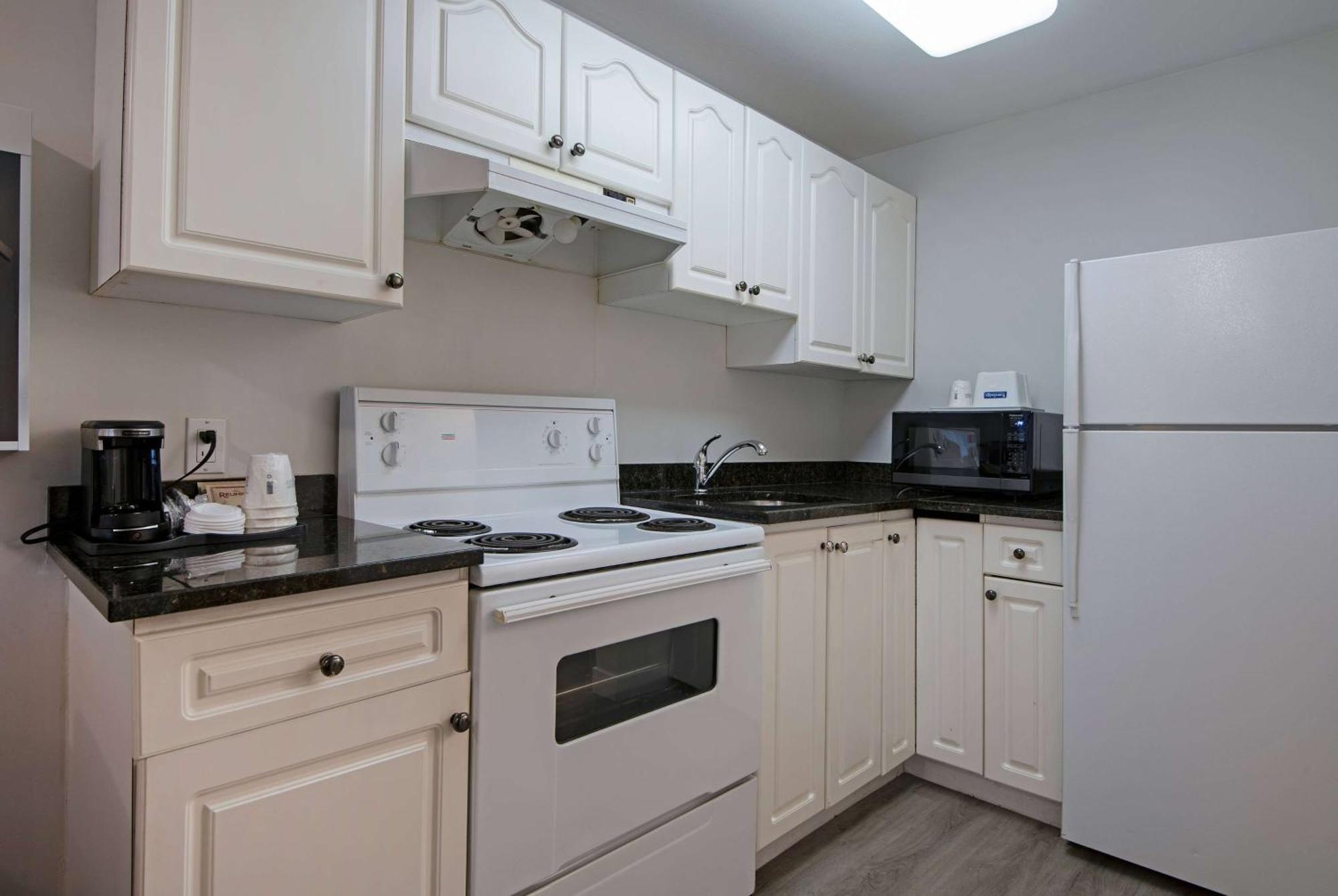 Travelodge By Wyndham Kamloops Mountview Bagian luar foto